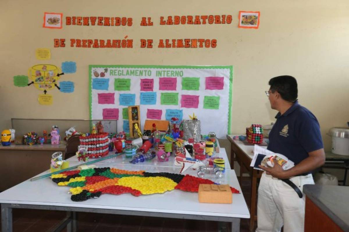 Óscar Ortega, de Educación, observa el trabajo de los niños de la Escuela Jorge Maradiaga.