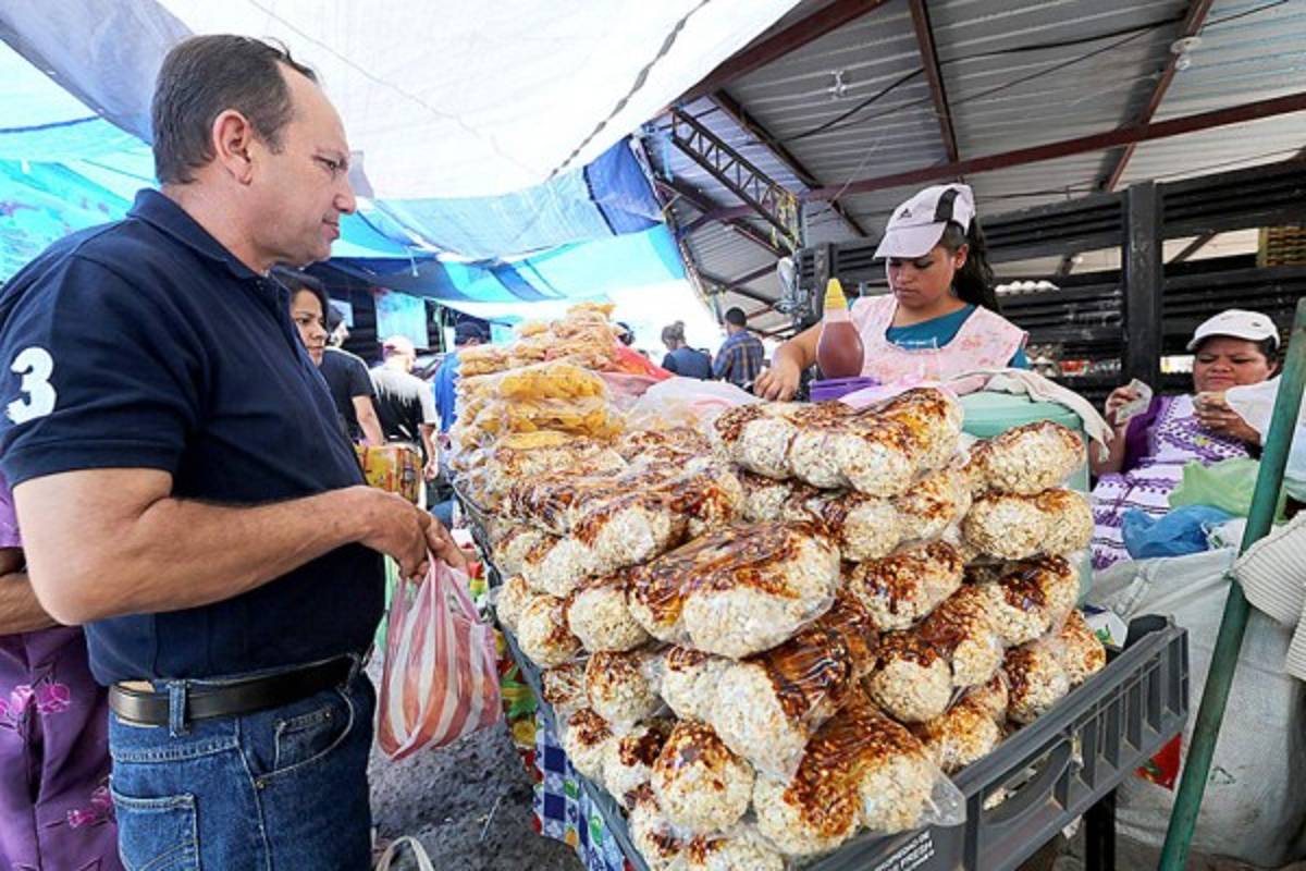 Un recorrido por la Feria del Agricultor y el Artesano