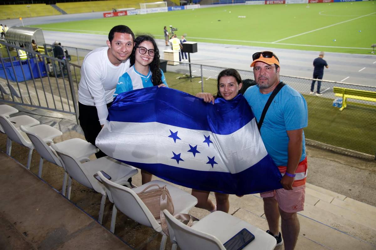 Bellas hondureñas en Curazao, políticos sorprenden en partido eliminatoria ante Haití