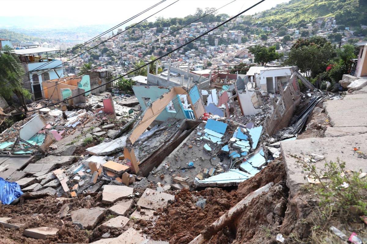 Esta es una toma aérea donde se puede ver la magnitud de los daños que sufrieron las primeras viviendas. La destrucción es de grandes proporciones y hay muchos afectados.