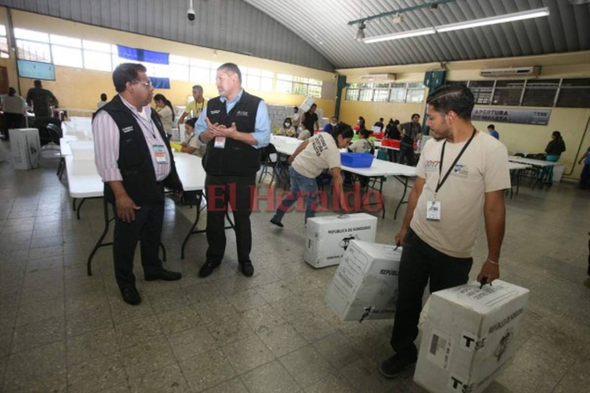 JOH aventaja este jueves a Nasralla en última fase del conteo de actas electorales