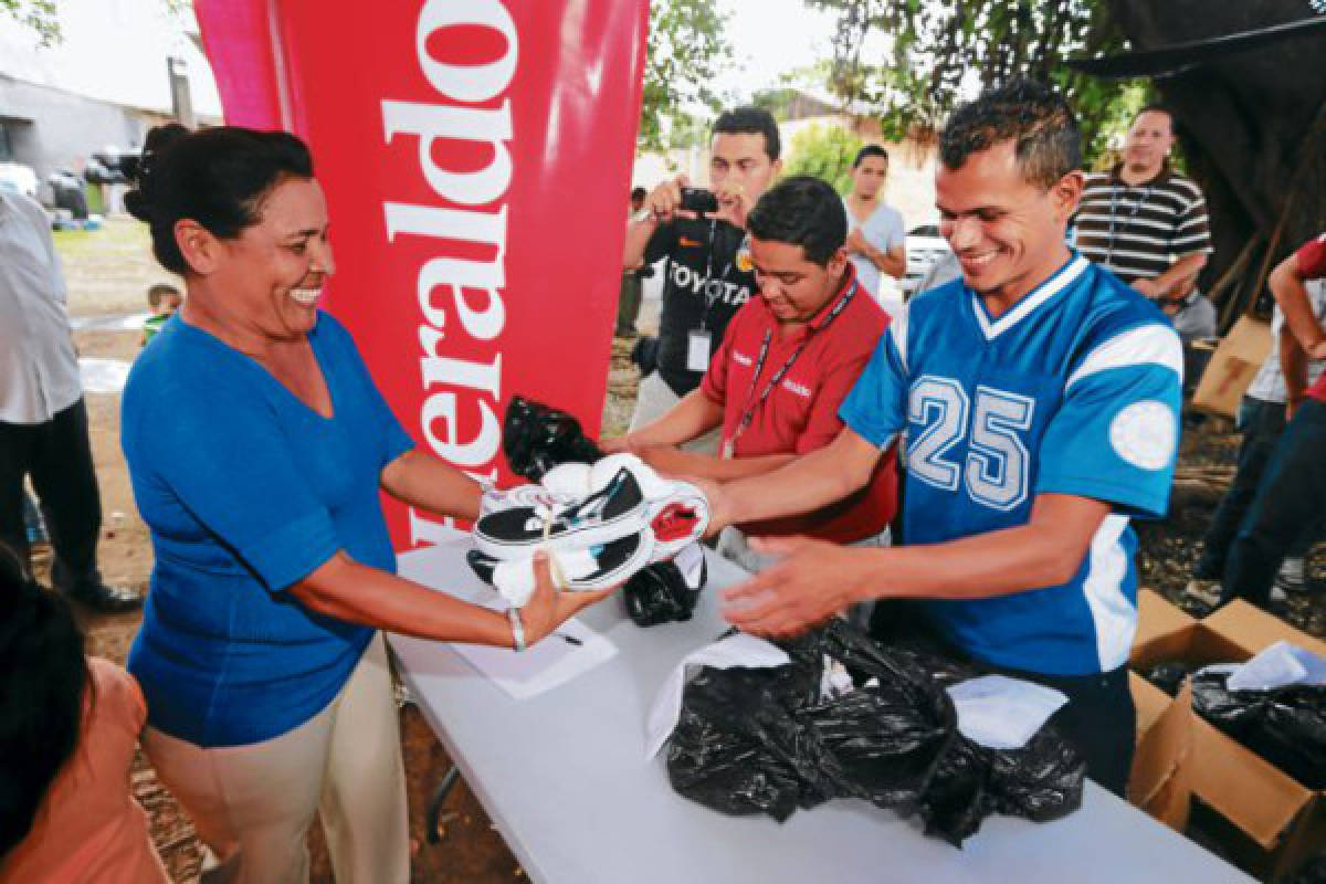 Canillitas reciben donativo de zapatos