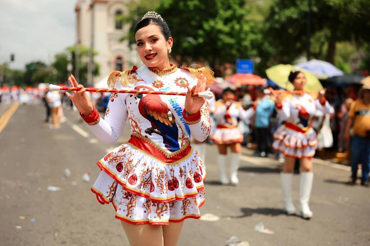 ¡Se robaron las miradas! Palillonas de San Pedro Sula rinden honor a la patria en los desfiles