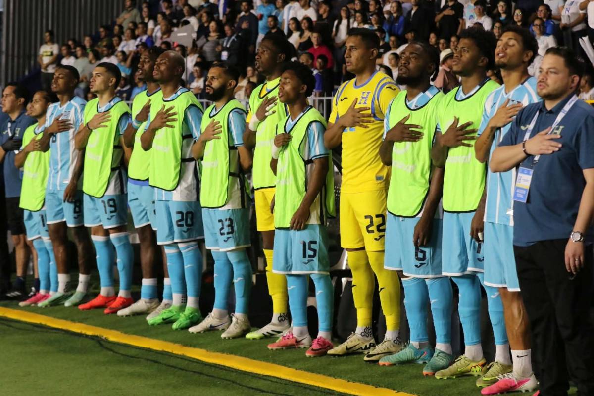 Linda esposa de futbolista captada, héroe de Honduras y charla secreta ante Jamaica en Concacaf
