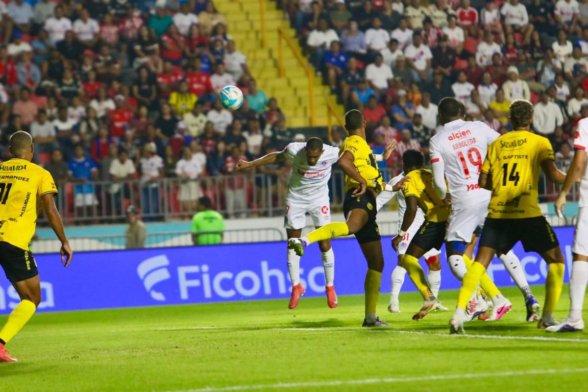 Presentadoras deslumbran, Olimpia se vengó de Real España y la burla de Jerry Bengtson