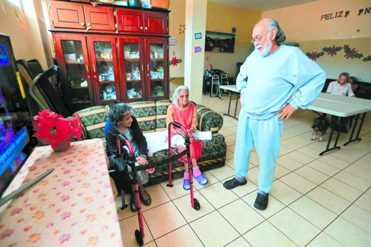 Contribuyentes se aglomeran en AER