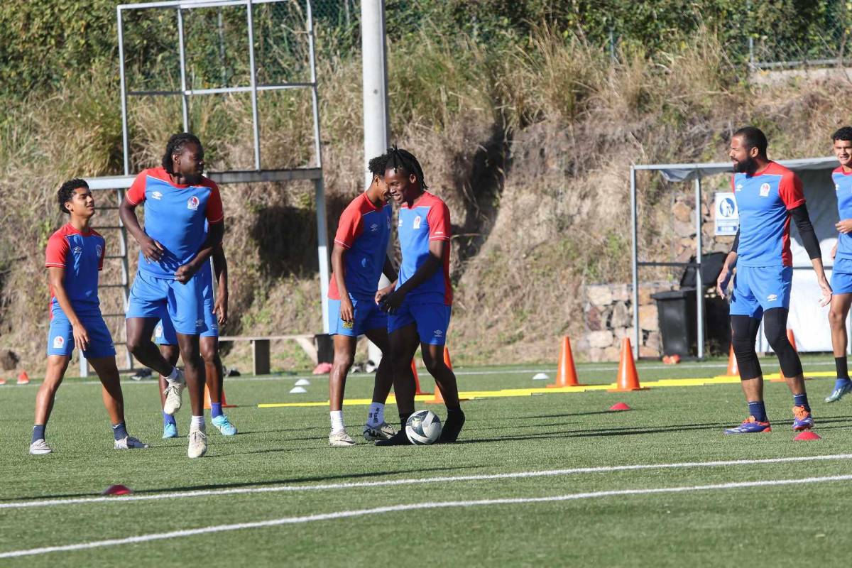 Jugador entrena solo y nuevas caras; la última práctica de Olimpia para debut en el Clausura