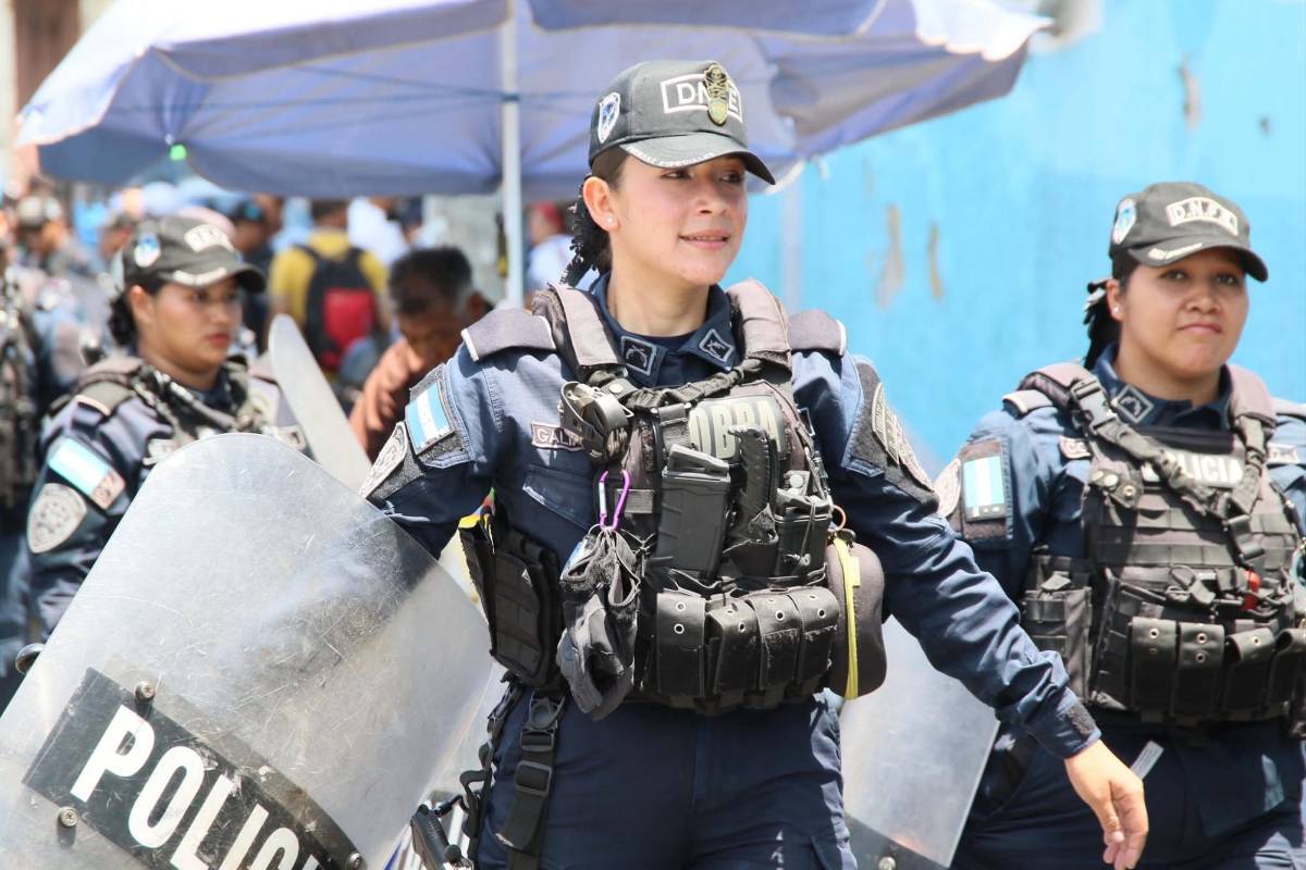 Bella policía sorprende, periodista es captada besándose y las lindas chicas en el Nacional