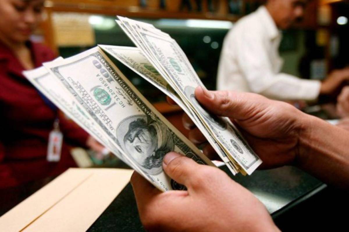 La banca hondureña reduce a minutos los pagos en dólares