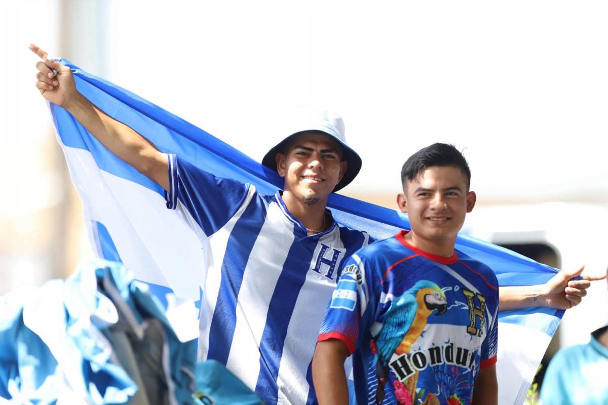 ¿Quién es la chica de lentes? Afición de Houston cree en Honduras para juego ante El Salvador ¿Quién es la chica de lentes? Afición de Houston cree en Honduras para juego ante El Salvador