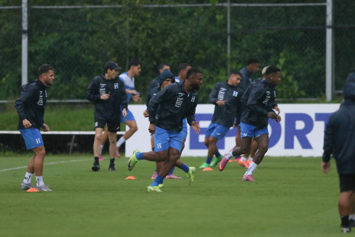Honduras entrena bajo la lluvia y con mucha seriedad previo a partido ante Haití