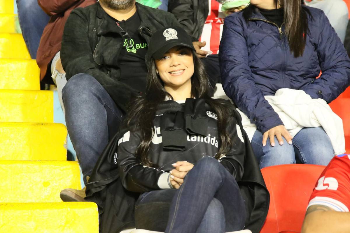 ¡Solo chicas lindas! El Nacional se llena de bellas aficionadas del Olimpia y América