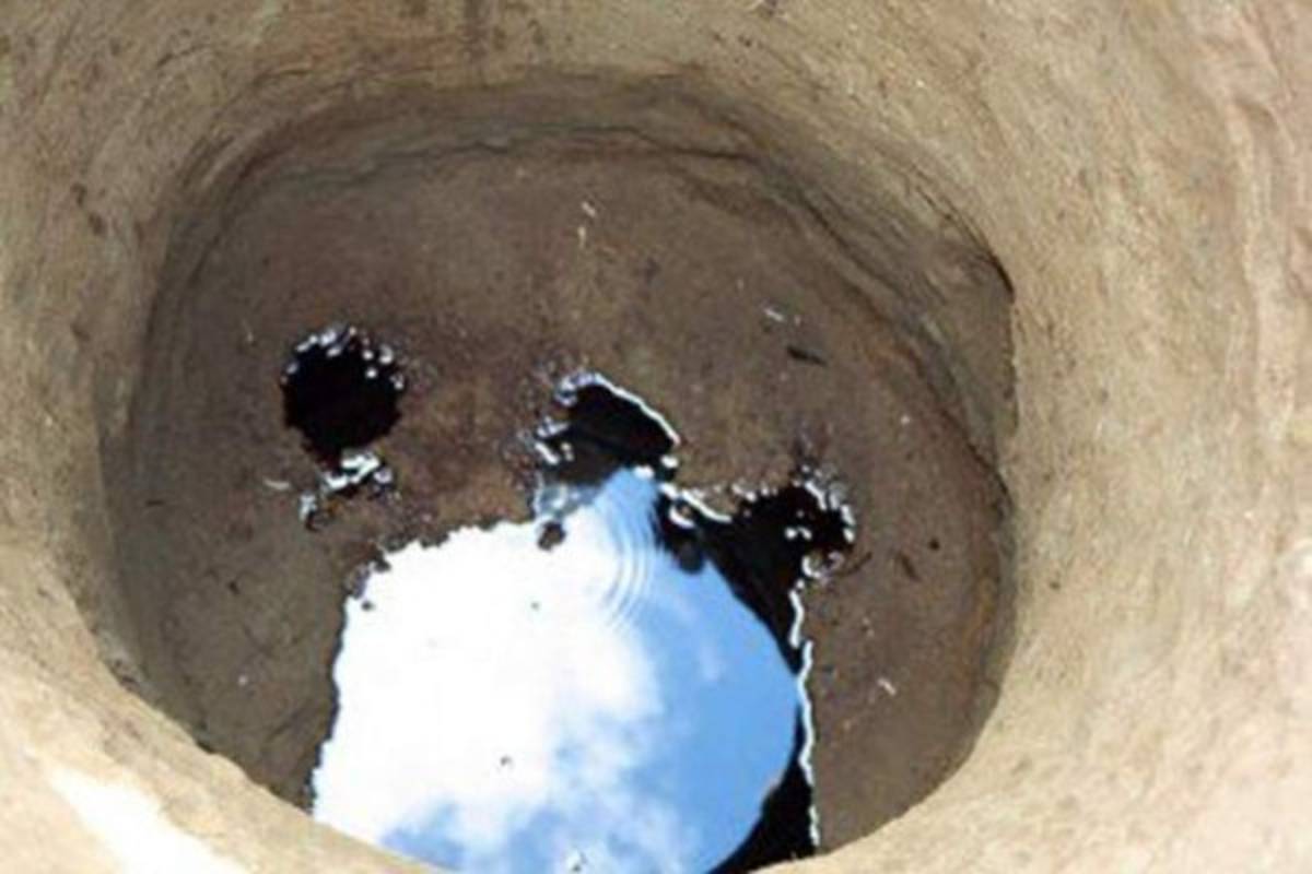 El supuesto crudo brota de un hoyo cavado en el sector por lo habitantes de esa vivienda.