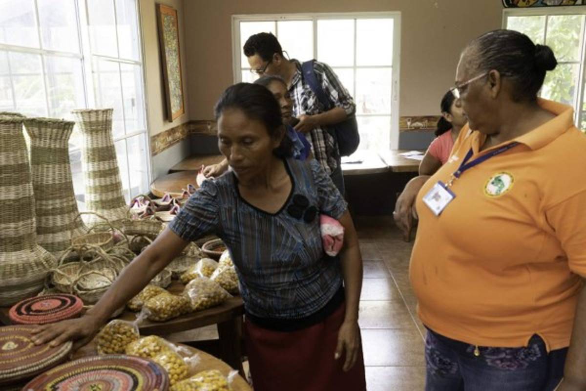 Mujeres artesanas, tribu Liquigue del pueblo tolupán.