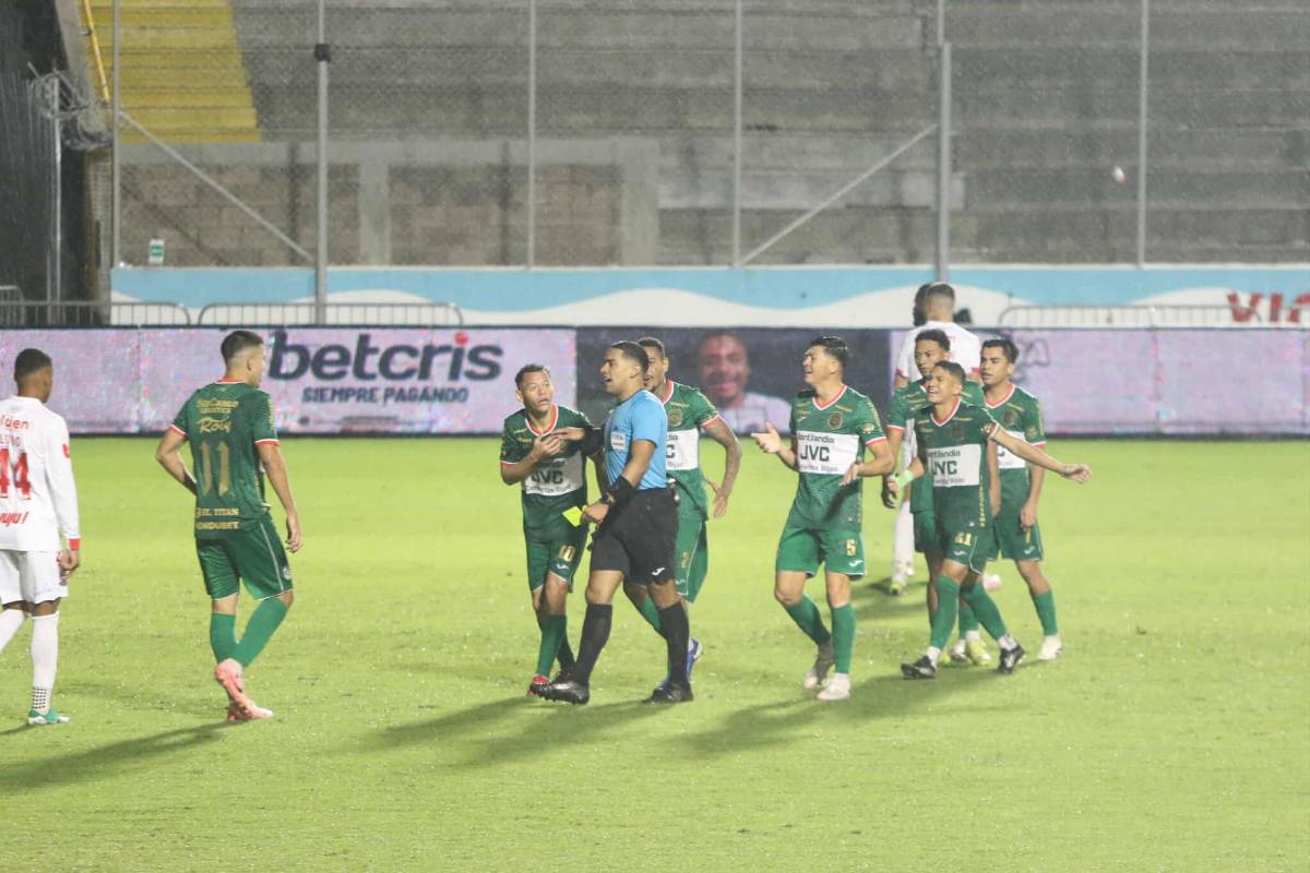 Polémica en Olimpia vs Marathón, jugadores fueron encarados por barras y lindas chicas