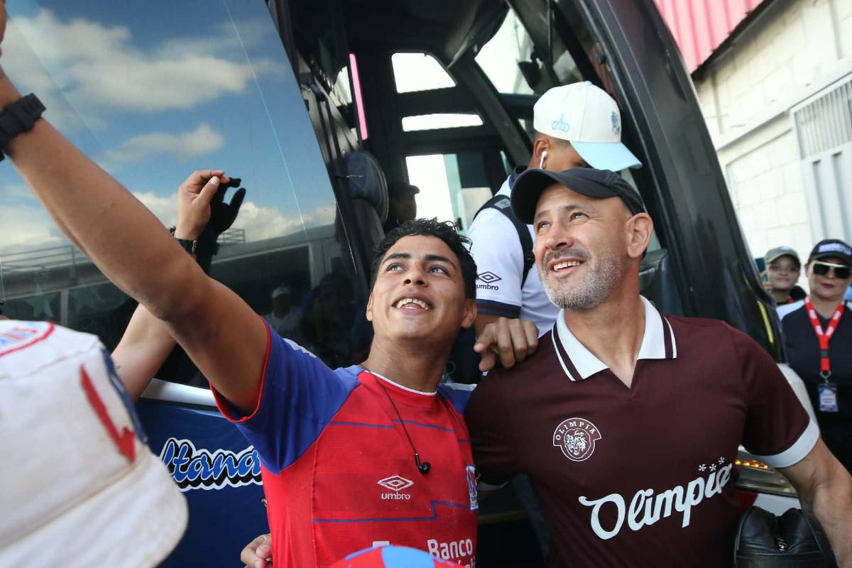 Aficionados sorprenden a Espinel, jugada de VAR de policía y la belleza de Comayagua