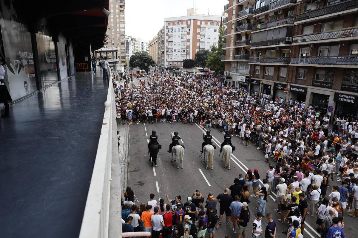 Duro revés de aficionados al Valencia tras goleada por Barcelona; salieron escoltados