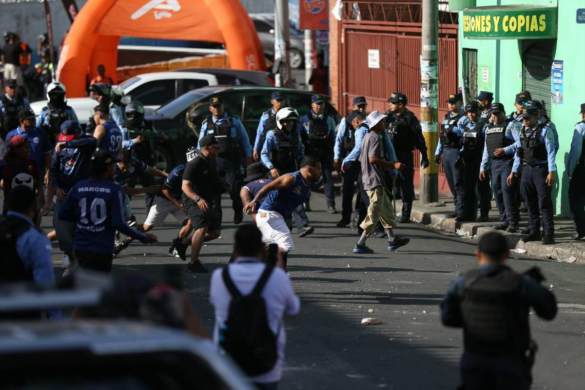 Oficial: Cantidad de casquillos de bala, heridos y daños tras pelea de barras de Olimpia y Motagua