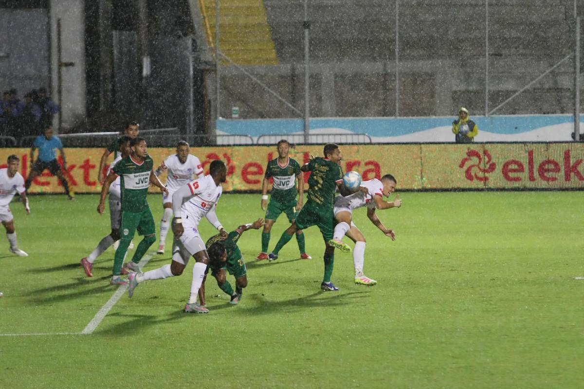 Polémica en Olimpia vs Marathón, jugadores fueron encarados por barras y lindas chicas