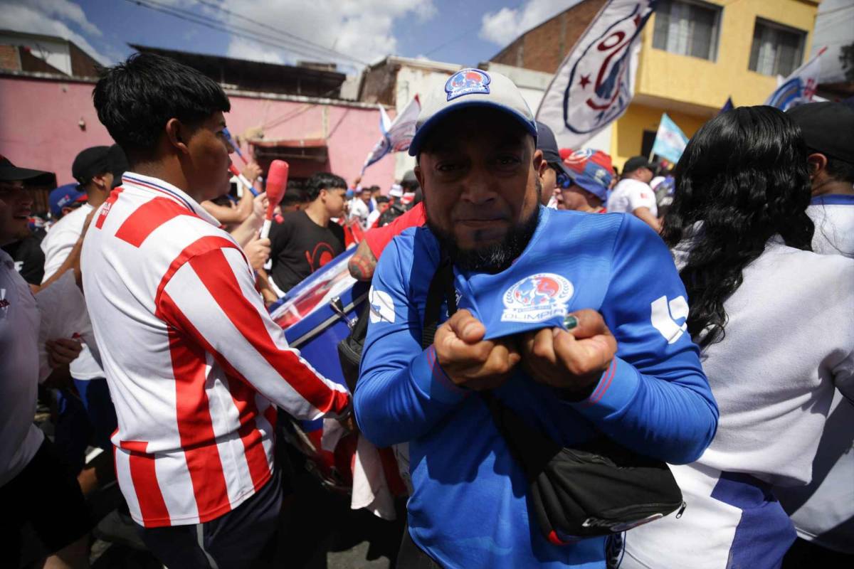 Con show de luces y al ritmo de la percusión: Así llegó la barra del Olimpia al estadio Nacional