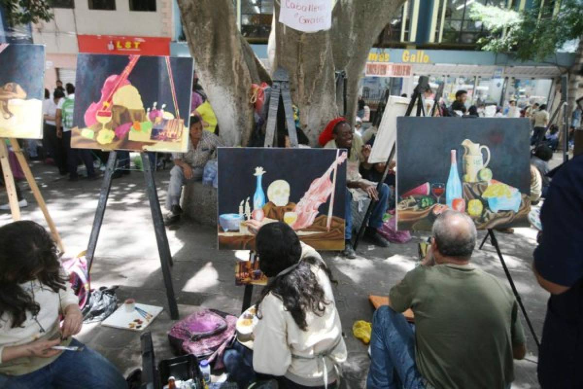 Alumnos de Bellas Artes realizan muestra de arte en la Plaza Central