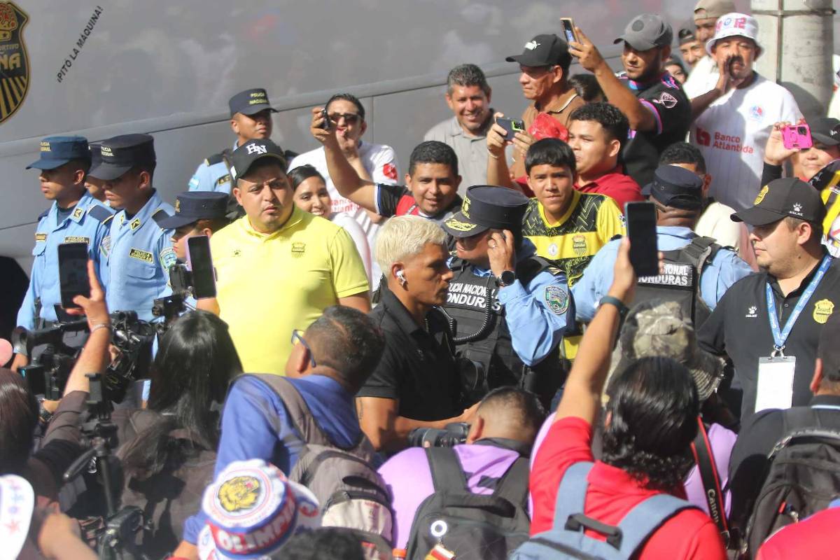 Recibimiento hostil, jugadores llegan de civil y fiesta olimpista previo a final ante Real España