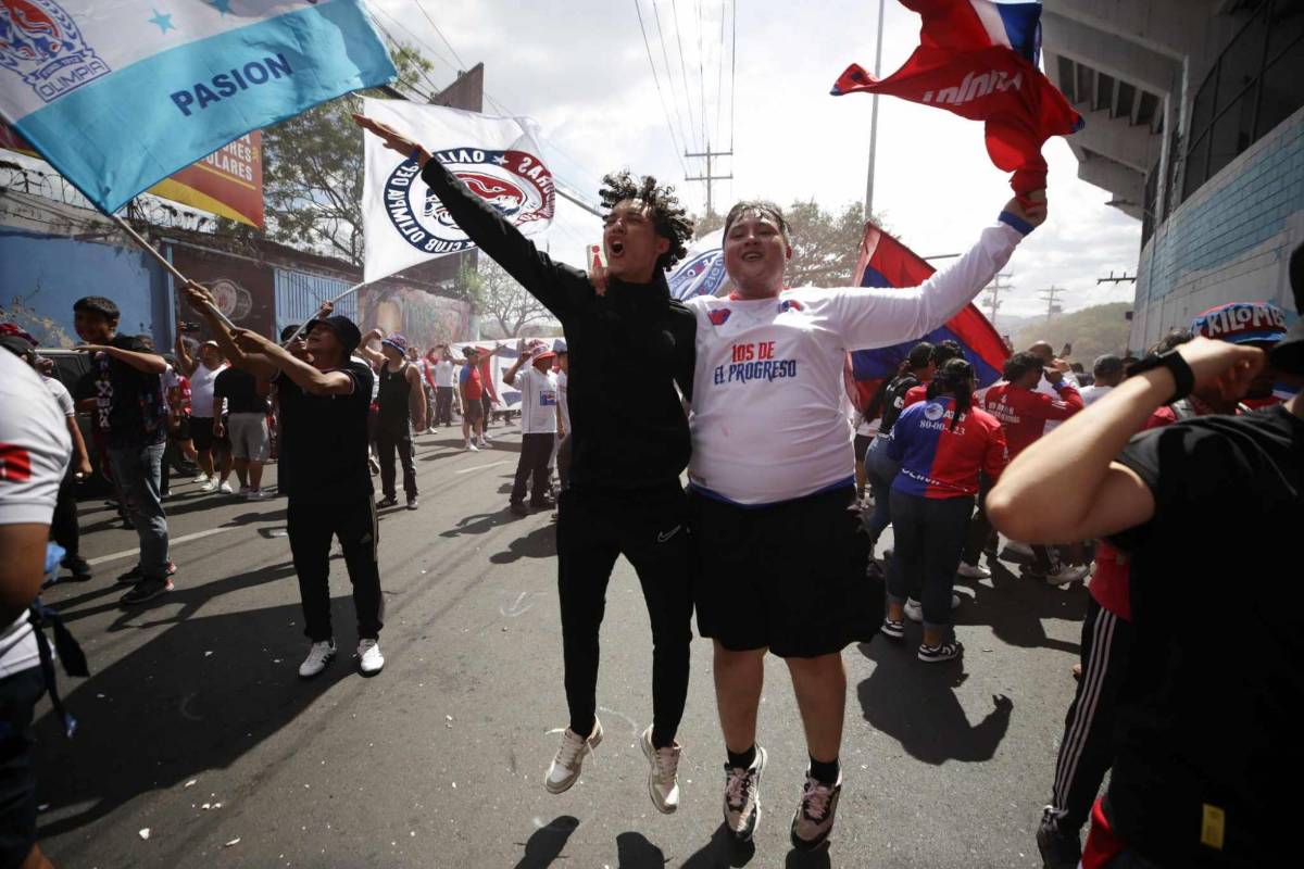 Con show de luces y al ritmo de la percusión: Así llegó la barra del Olimpia al estadio Nacional