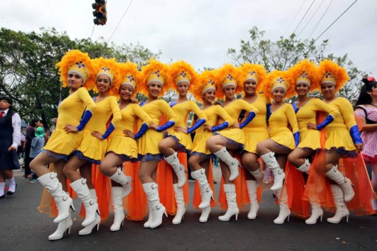 Bastoneras, dueñas de la pasarela cívica