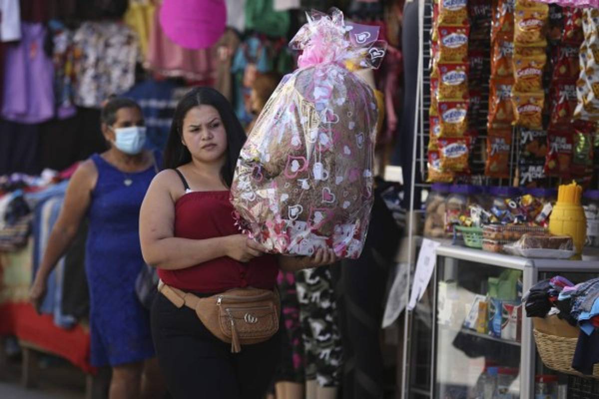 Una señorita carga el regalo para su novio, pero olvidó usar mascarilla.