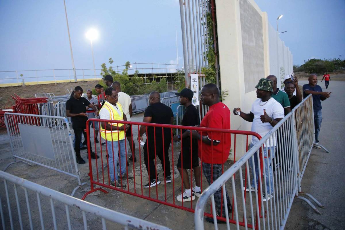 Bellas hondureñas en Curazao, políticos sorprenden en partido eliminatoria ante Haití