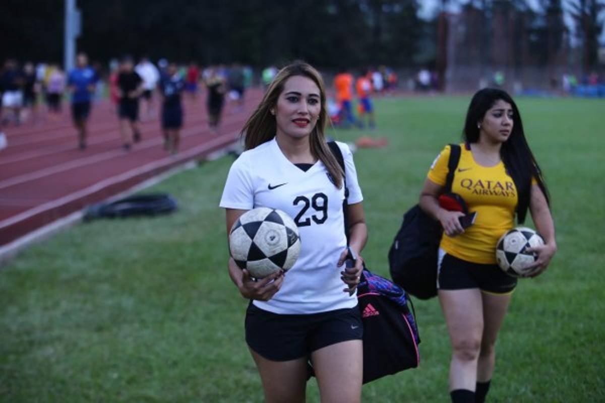 Fany Rodríguez y Sol Mejía cargando los balones previo al entrenamiento.