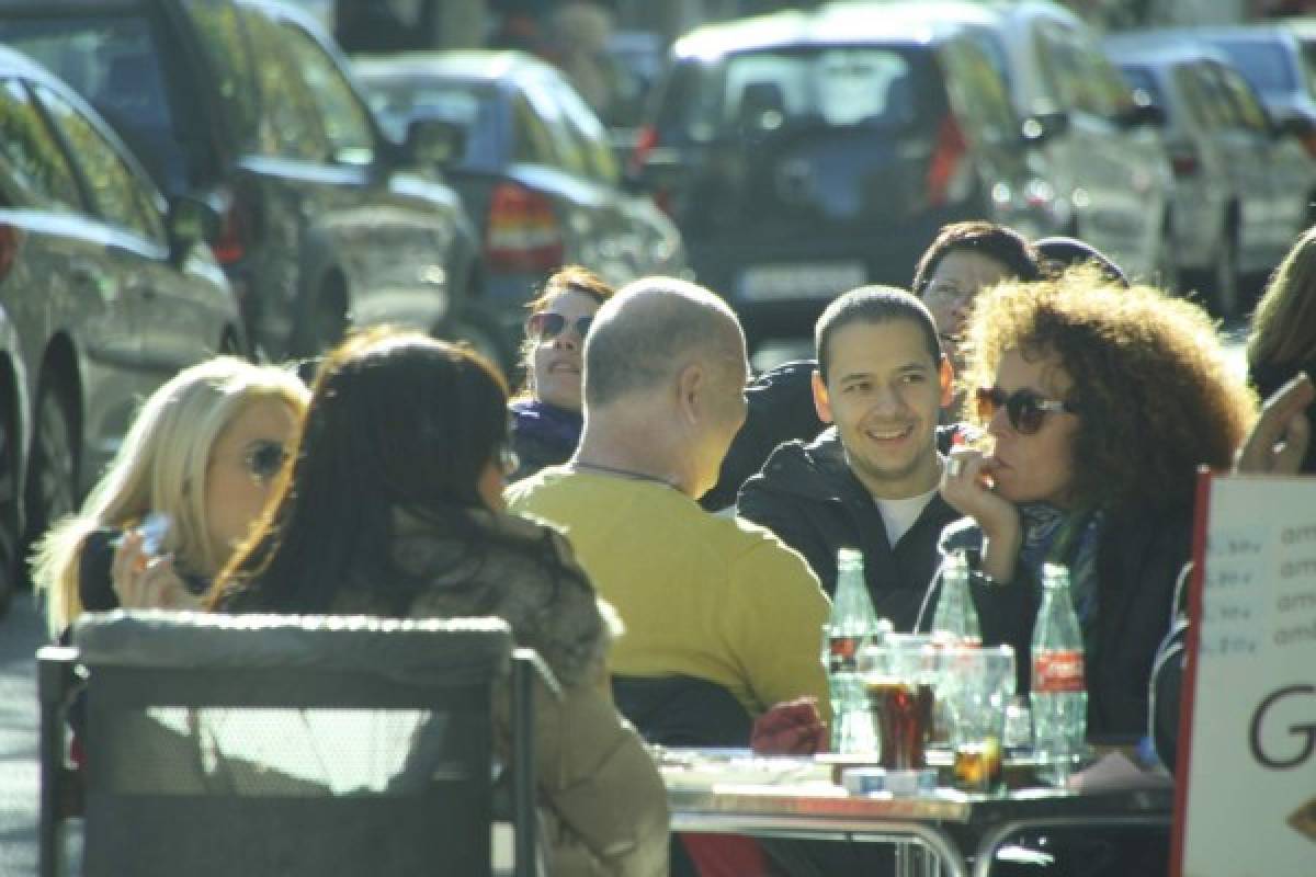Sentarse en una terraza a calle a tomar un café, una cerveza o un refresco es algo que muchos hondureños descubren en Barcelona.