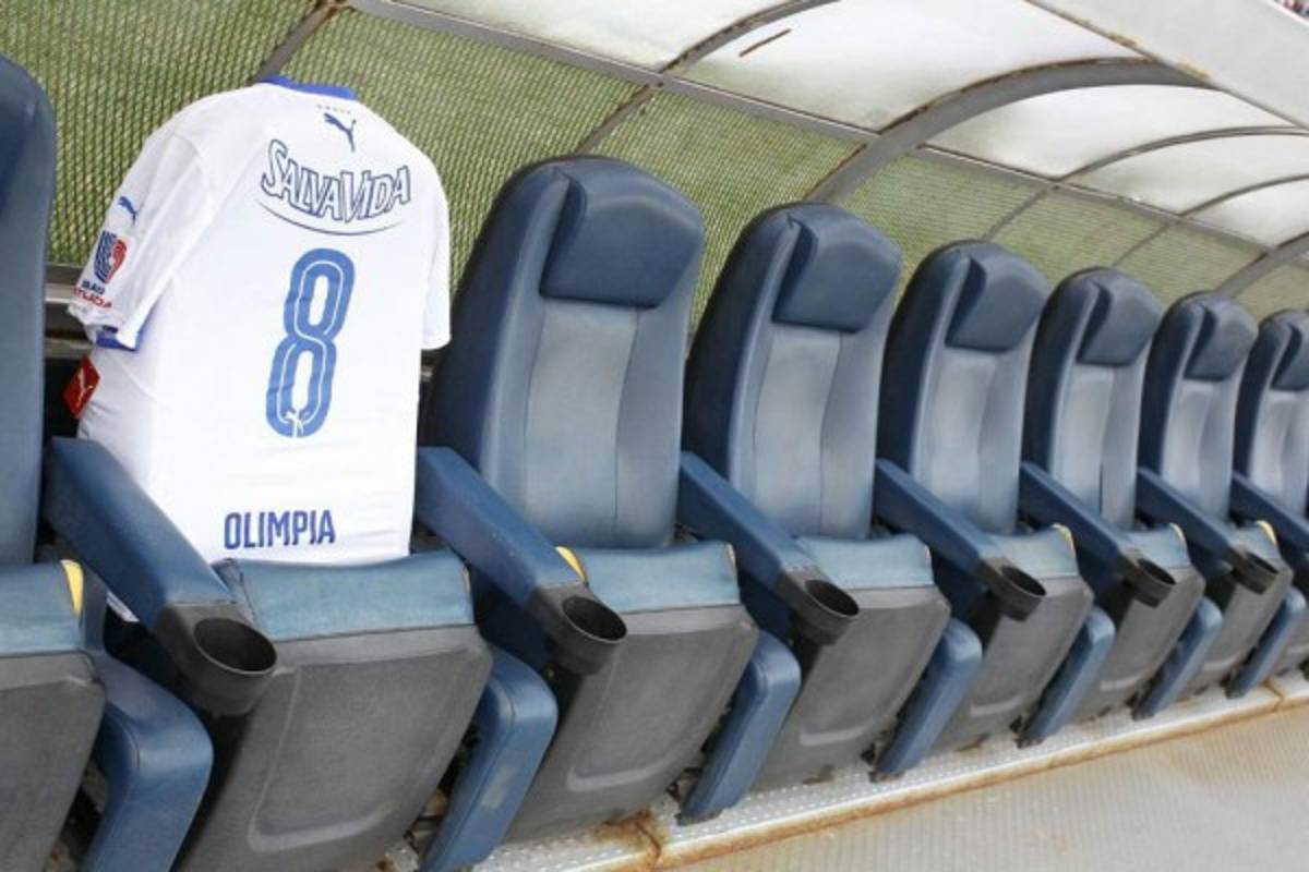 En una de las butacas de la banca olimpista se colocó la camisa con el número 8 que usó en vida Arnold Peralta. Foto: Johny Magallanes