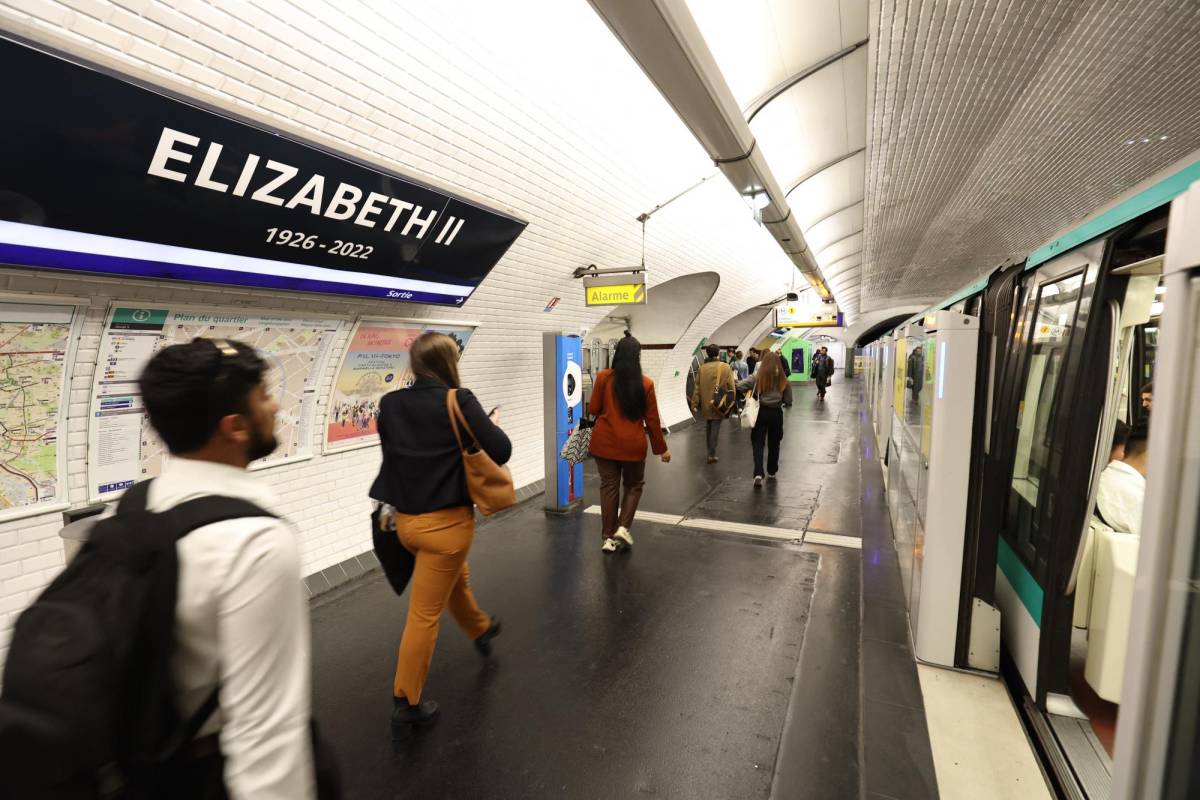 El metro de París rinde homenaje a Isabel II durante su funeral