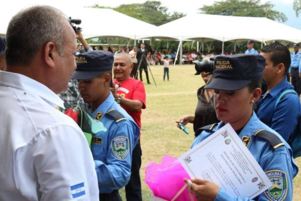 Mujer policía rompe la tradición y se gradúa con honores del Instituto Policial