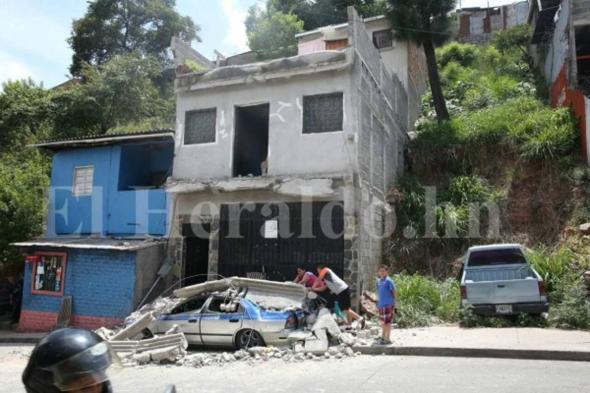 Techo de concreto se desprende de vivienda y destruye carro en barrio El Chile