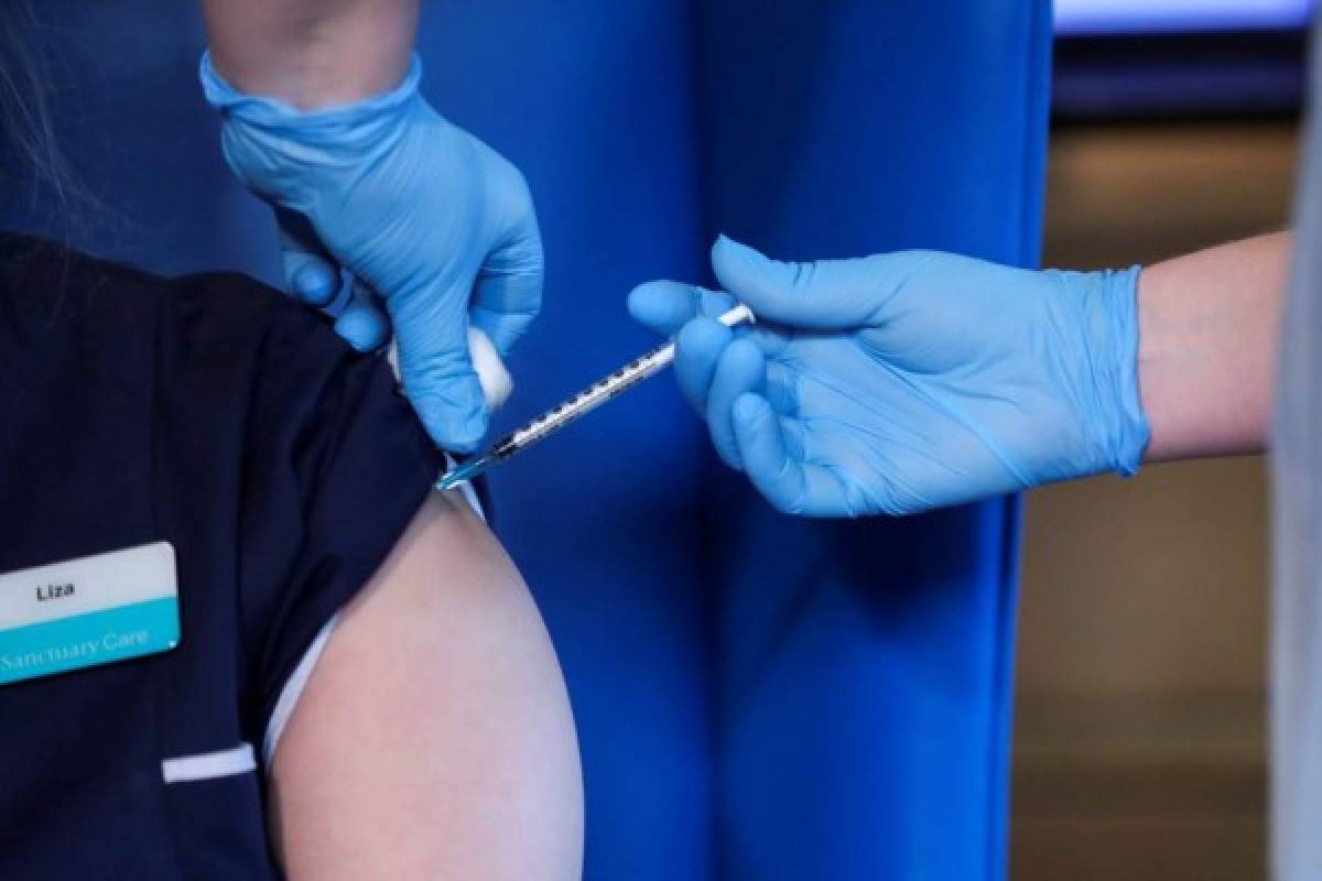 Trabajadora de la salud de Nueva York fue la primera vacunada contra covid-19 en EEUU