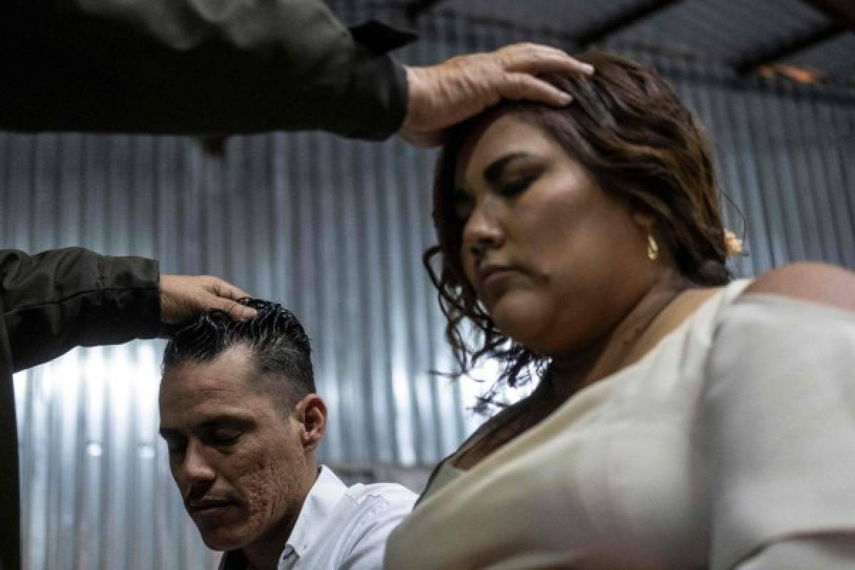 Migrante hondureño se casa en la frontera de México con Estados Unidos