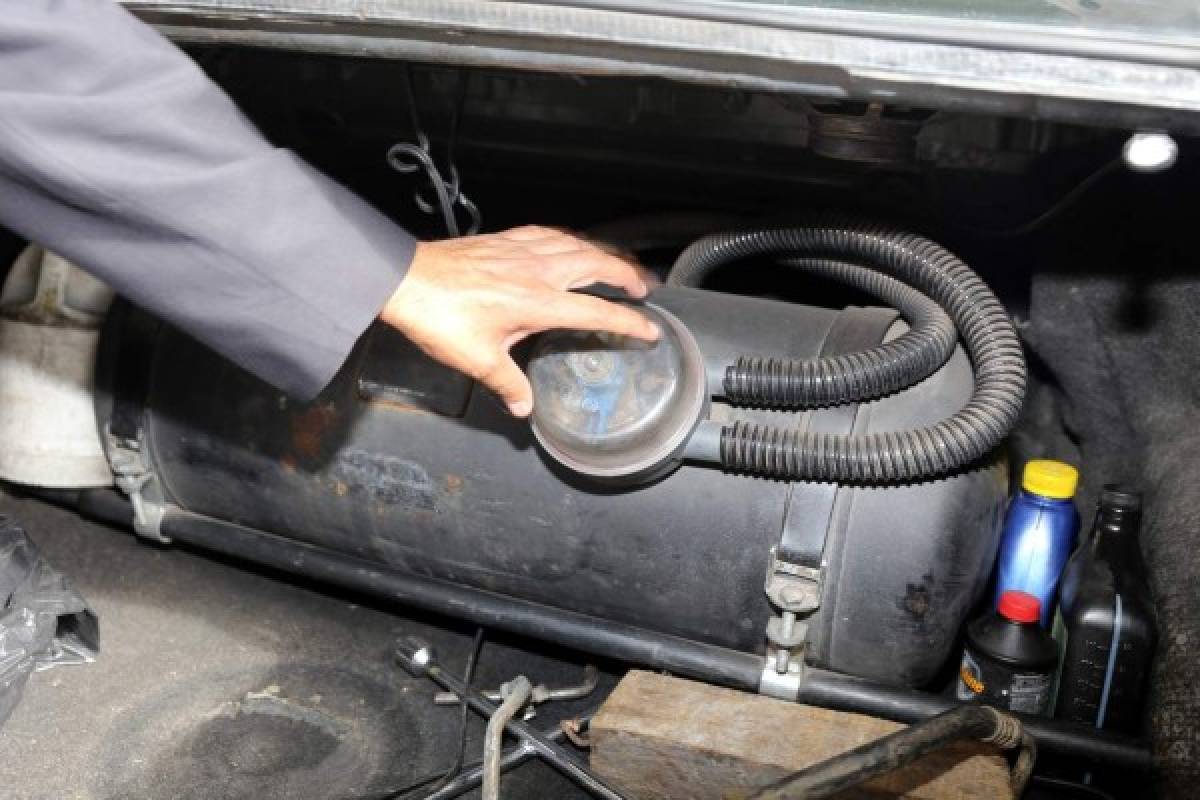 El LPG se almacena en un depósito adicional al de la gasolina, ya sea cilíndrico ubicado en el maletero o toroidal en el hueco de la rueda de repuesto. Su capacidad va de 15 a 26 galones.