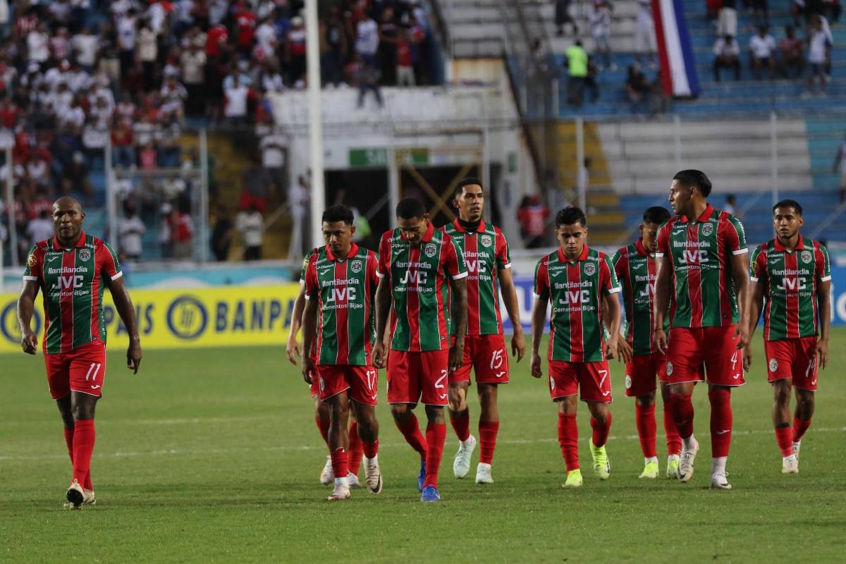 Jugadores casi se van a los golpes, aficionado es llevado de emergencia y tristeza en Marathón