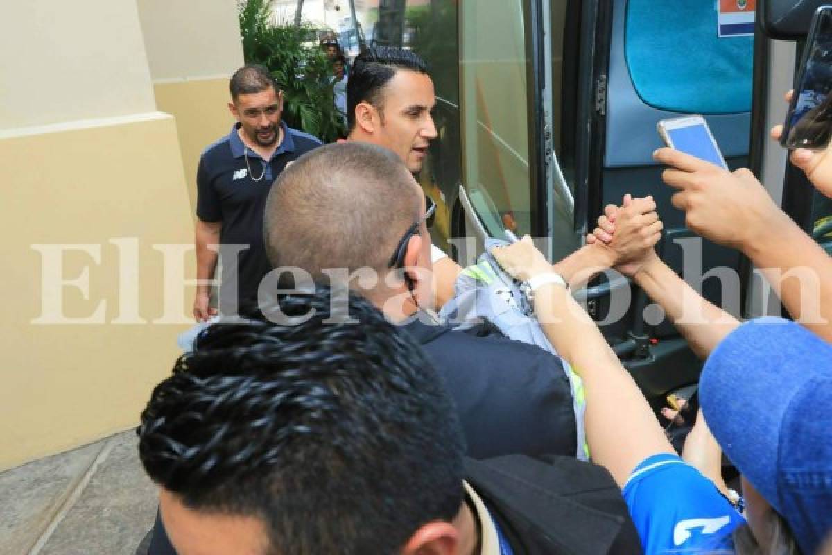 Keylor Navas fue asediado a su llegada al estadio Morazán de San Pedro Sula