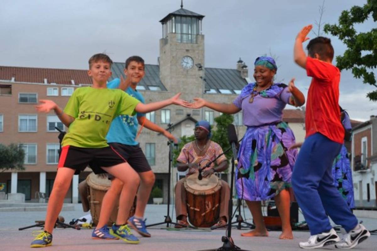 Españoles son cautivados por el ritmo punta del grupo de danza Baraúda
