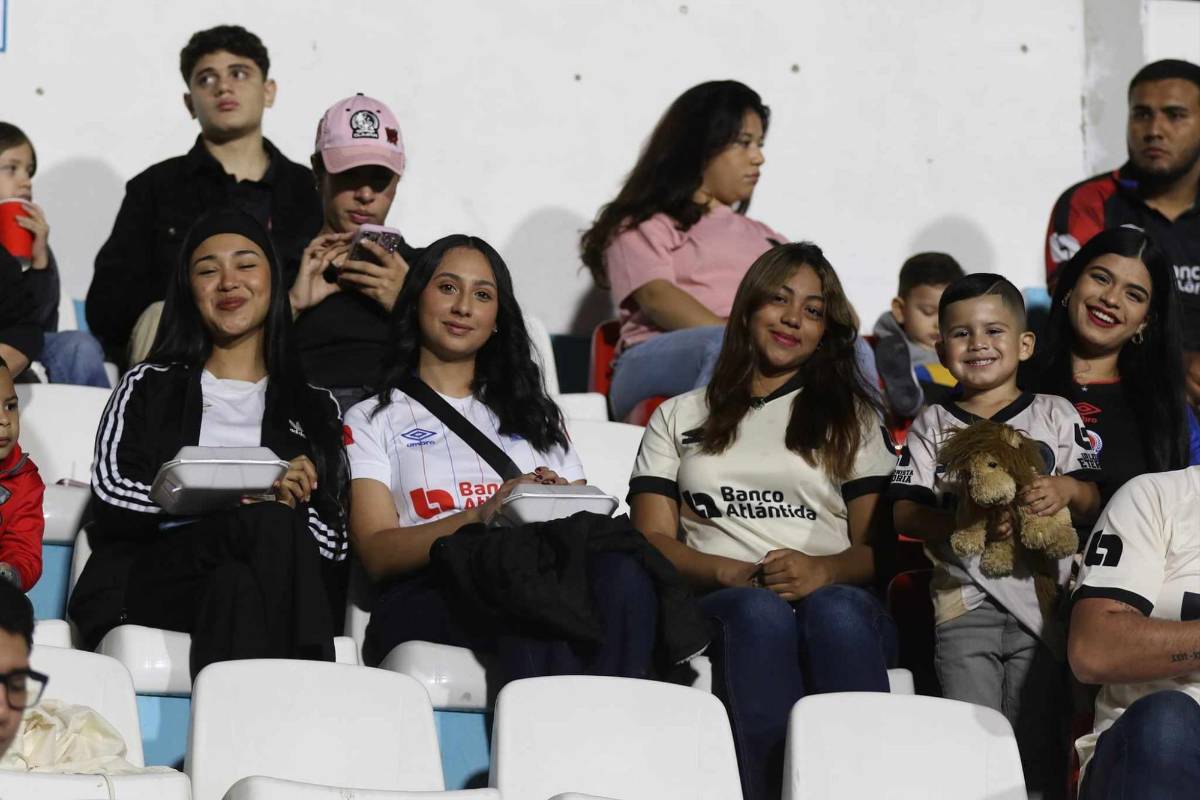 El Nacional se llena de lindas chicas en semifinal de Olimpia ante Olancho FC