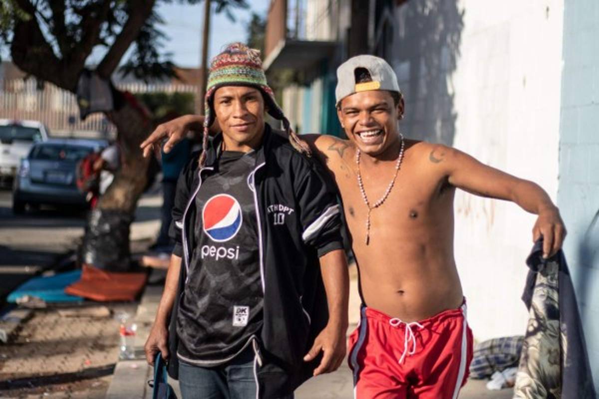 Udi Mejia y Markon Reyes, de Honduras en Tijuana, Mexico, el 16 de noviembre, llegando a la frontera con la esperanza de pedir asilo a Estados Unidos. (Photo by Guillermo Arias / AFP)