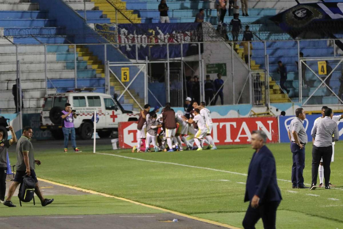 Chica viral de TikTok presente, lo que hizo Diego Vázquez y bellas damas en triunfo de Motagua