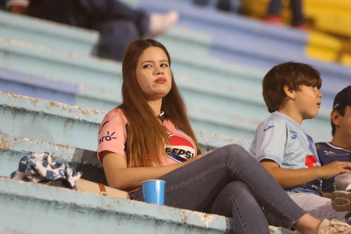 Esposa de Emilio derrochó su belleza: Las lindas chicas que llagaron al estadio Nacional