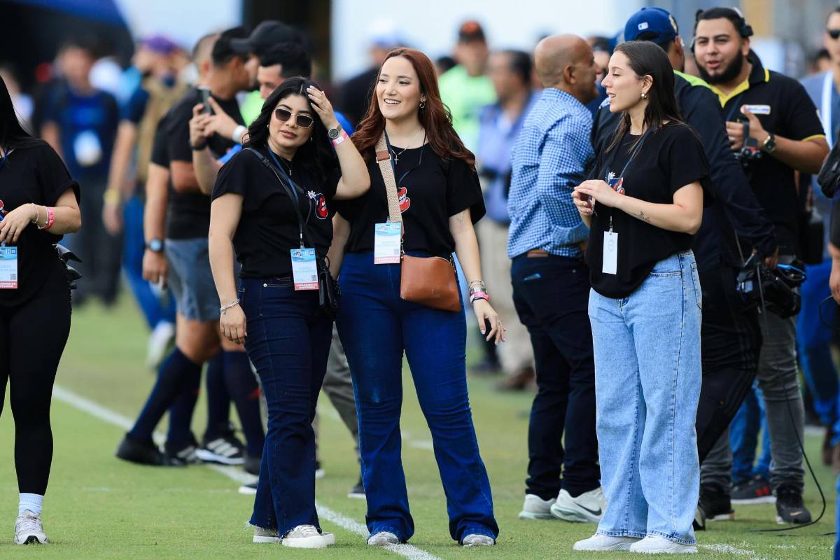 Las bellas chicas que robaron miradas en partido de tiktokers en el estadio Morazán