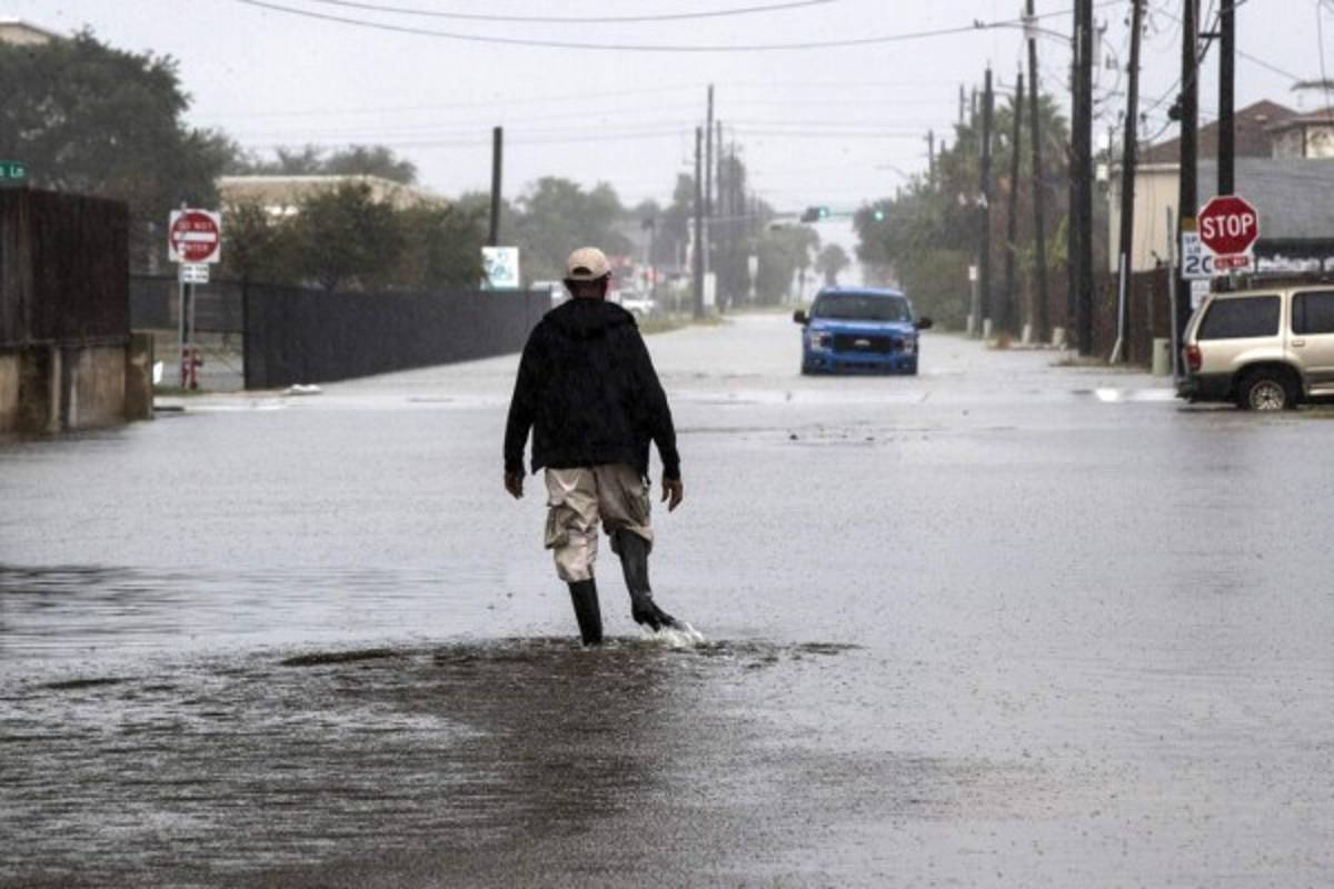 La tormenta tropical Beta inunda la costa de Texas, Estados Unidos