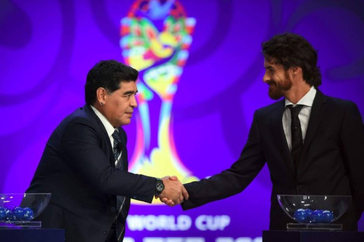 Diego Maradona y Pablo Aimar definieron la suerte de las selecciones en el sorteo Mundial de Corea del Sur (Foto: Agencia AFP)