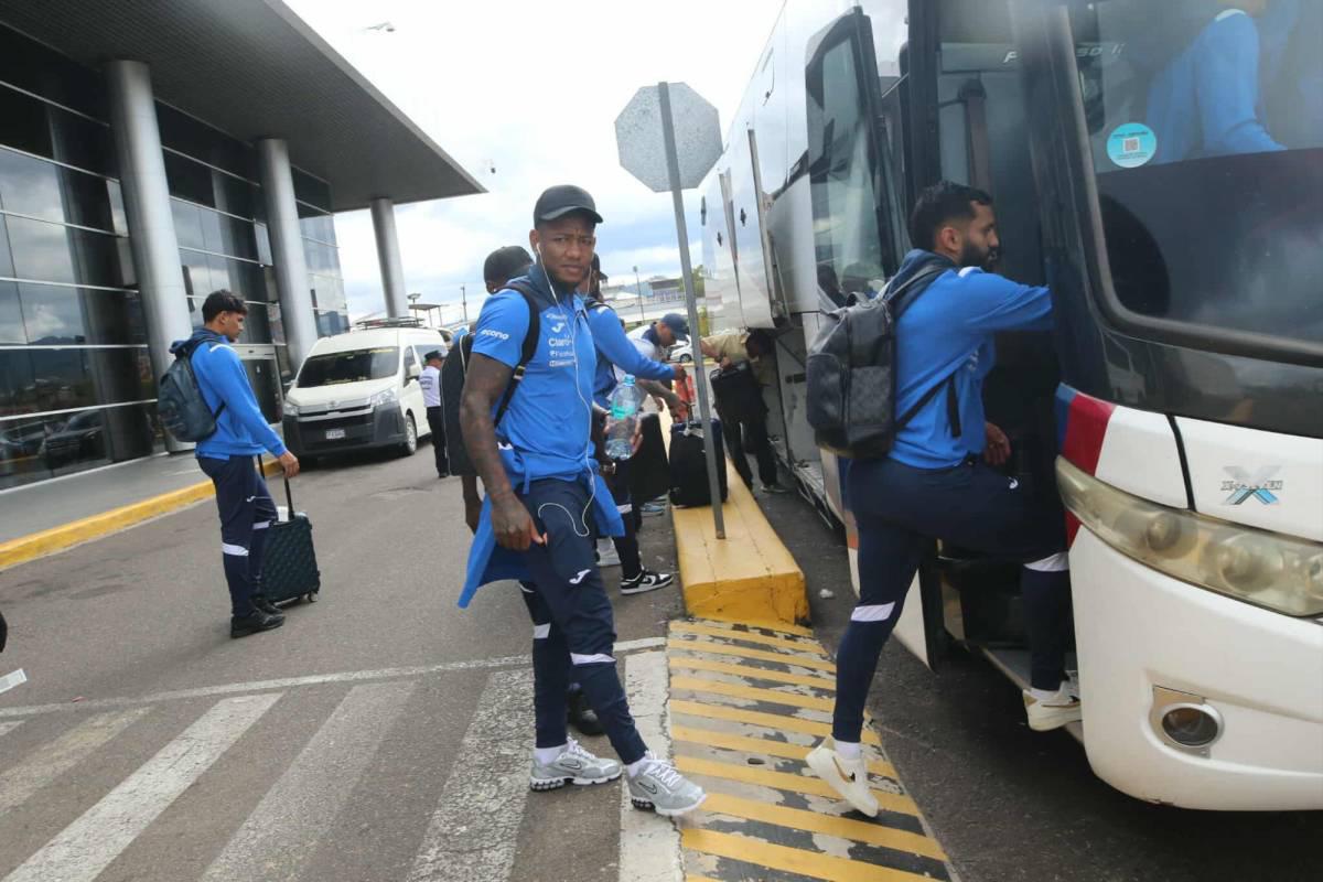 Con cara de pocos amigos llegan jugadores de Honduras tras derrota con Nicaragua